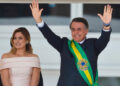 Presidente Jair Bolsonaro saúda o povo depois de receber a faixa presidencial.