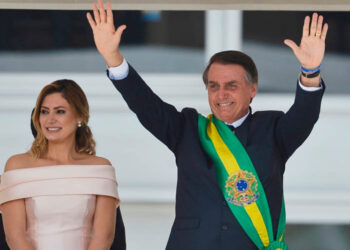 Presidente Jair Bolsonaro saúda o povo depois de receber a faixa presidencial.